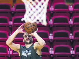 El aporte de Ginóbili en la serie ha sido vital para que San Antonio esté a un paso del título. AFP /