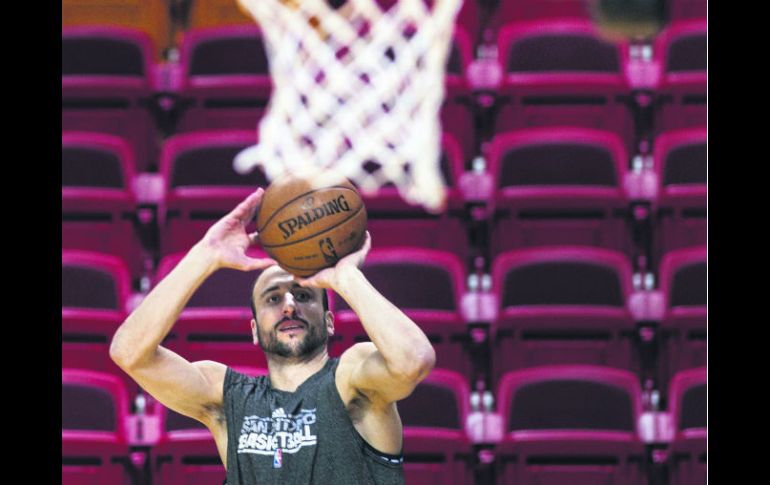 El aporte de Ginóbili en la serie ha sido vital para que San Antonio esté a un paso del título. AFP /