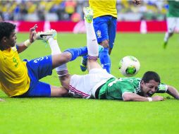 Javier Hernández no tuvo ningún balón a modo y fue marcado de cerca por Thiago Silva y David Luiz. AFP /