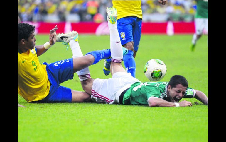 Javier Hernández no tuvo ningún balón a modo y fue marcado de cerca por Thiago Silva y David Luiz. AFP /