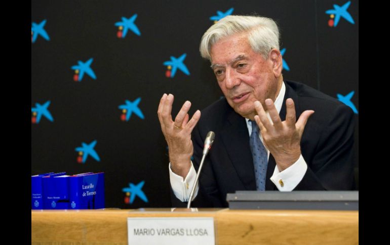 Nobel de Literatura presenta tres volúmenes de la Biblioteca Clásica de la Real Academia Española. EFE /