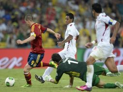 Fernando Torres (izq) dispara para anotar su cuarto gol en el partido ante Tahití. AFP /