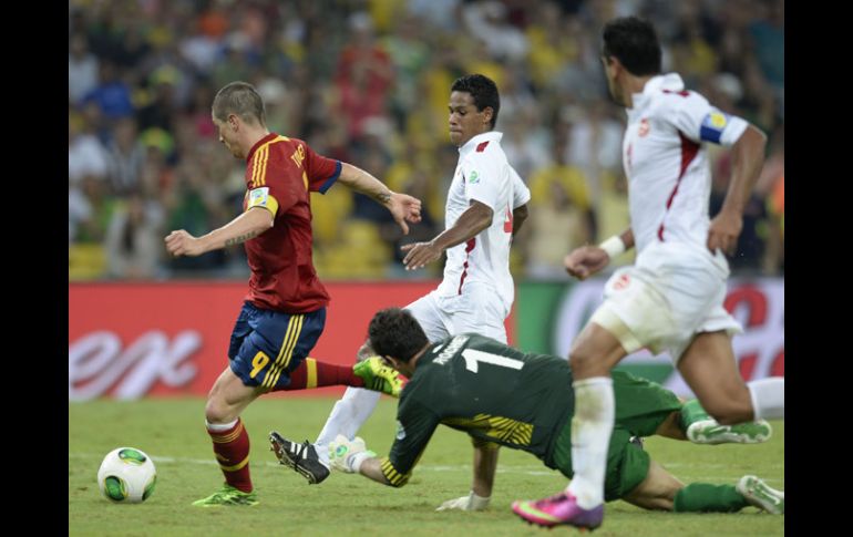 Fernando Torres (izq) dispara para anotar su cuarto gol en el partido ante Tahití. AFP /