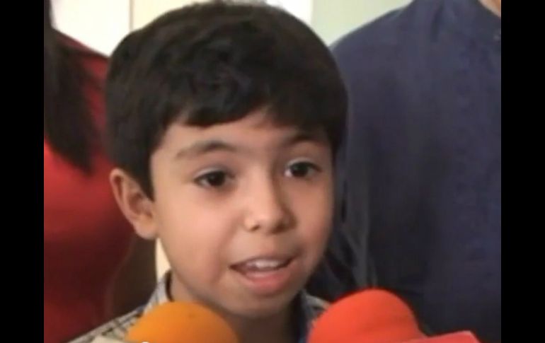 Imagen del niño al hablar con la prensa. ARCHIVO /