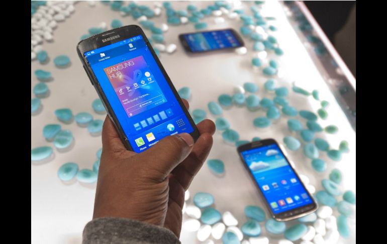 Samsung exhibió el nuevo Galaxy S4 active, a prueba de polvo y agua. AFP /