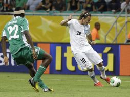 Diego Forlán (der) saca un potente disparo de zurda para darle a Uruguay la victoria. AP /