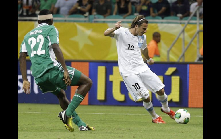 Diego Forlán (der) saca un potente disparo de zurda para darle a Uruguay la victoria. AP /