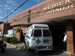 Paramédicos de la Cruz Verde acudieron para atender a la víctima quien murió en el puesto de emergencias. ARCHIVO /