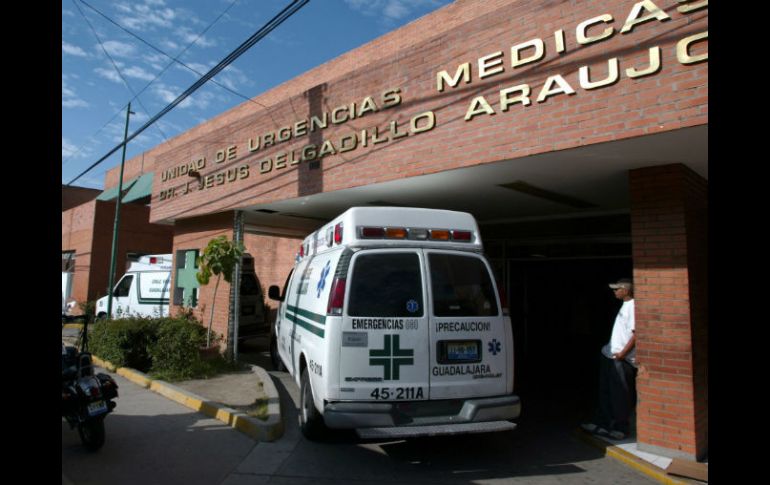 Paramédicos de la Cruz Verde acudieron para atender a la víctima quien murió en el puesto de emergencias. ARCHIVO /