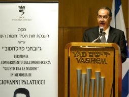 El ministro Giuseppe Pisanu hablando durante una ceremonia en honor a Giovanni Palatucci. AFP /