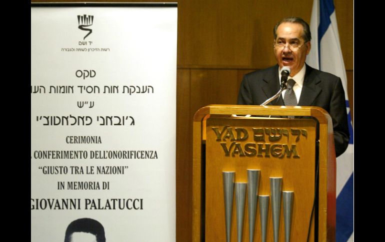 El ministro Giuseppe Pisanu hablando durante una ceremonia en honor a Giovanni Palatucci. AFP /