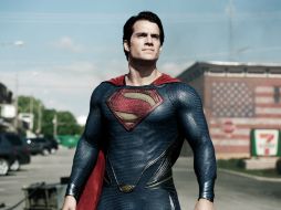 La cinta estelarizada por Henry Cavill recaudó más de 200 millones de dólares en su fin de semana de estreno. ARCHIVO /