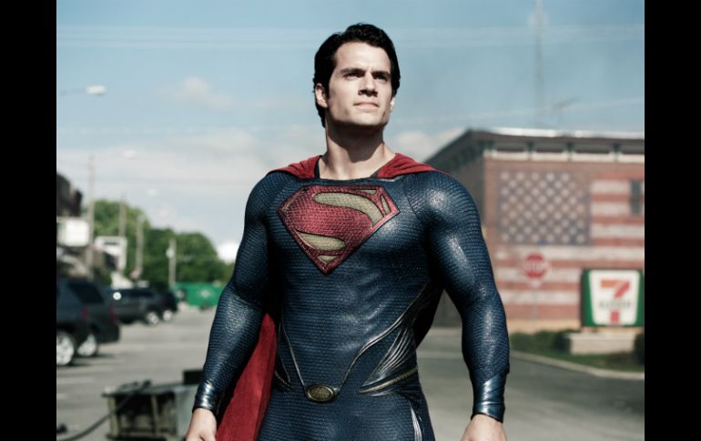 La cinta estelarizada por Henry Cavill recaudó más de 200 millones de dólares en su fin de semana de estreno. ARCHIVO /