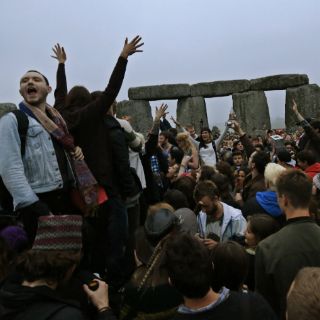 Miles acuden a Stonehenge a recibir el verano