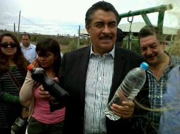 El alcalde tapatío, Ramiro Hernández muestra la diferencia entre lixiviados (jugos de basura) y agua tratada en Los Laureles.  /