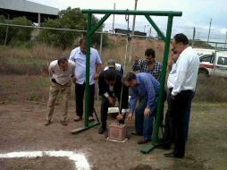 Autoridades y directivos de Caabsa Eagle celebran la colocación de la primera piedra.  /