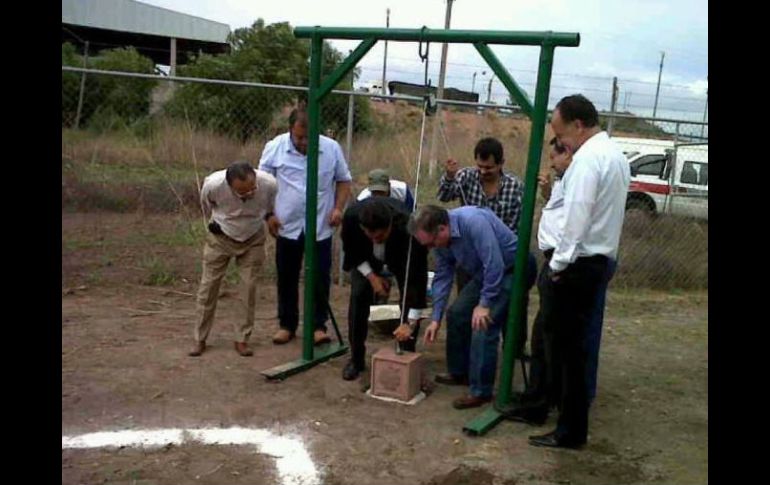 Autoridades y directivos de Caabsa Eagle celebran la colocación de la primera piedra.  /