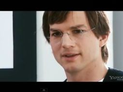 Kutcher recrea la intensa vida del fallecido Steve Jobs, creador de la empresa que revolucionó el mundo de la tecnología. ESPECIAL /