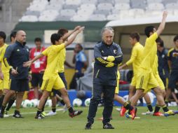 Alberto Zaccheroni respeta al cuadro mexicano. AP /