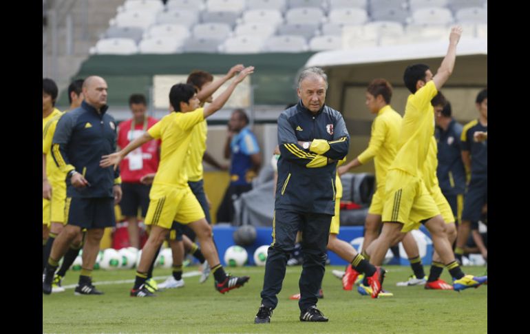 Alberto Zaccheroni respeta al cuadro mexicano. AP /