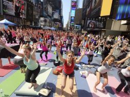 Miles de neoyorquinos invaden silenciosamente Times Square para celebrar la llegada del verano boreal. AP /