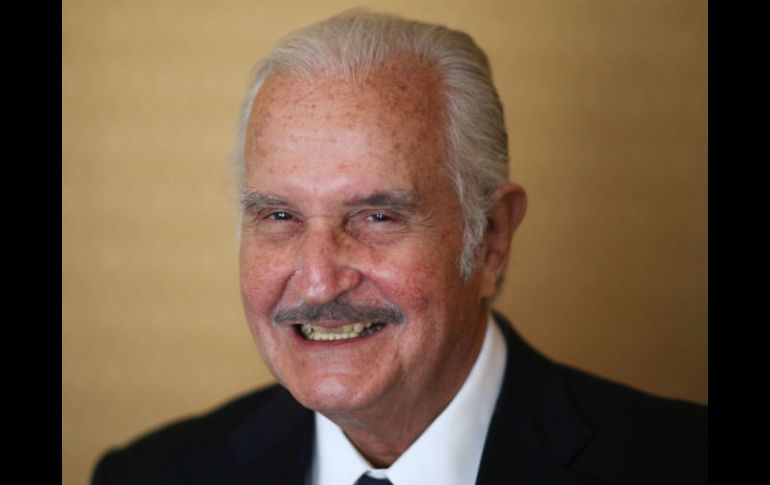 Carlos Fuentes fue investigado por el FBI por haber sido miembro del Partido Comunista Mexicano y simpatizar con Fidel Castro. AP /