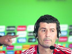 ''Chepo'' contesta las preguntas a la prensa internacional, ayer en la conferencia de FIFA. AFP /