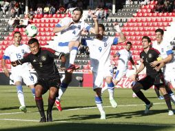 Grecia supo anular al ataque del equipo mexicano en el partido. AFP /