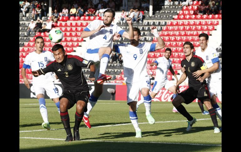 Grecia supo anular al ataque del equipo mexicano en el partido. AFP /