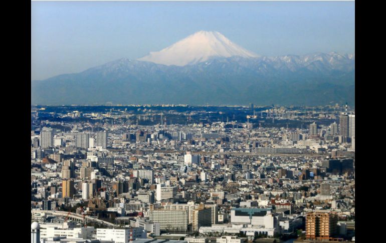 El volcán, a unos 100 km al suroeste de Tokio, se eleva a 3 mil 776 metros. EFE /