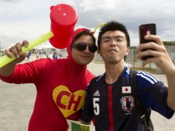 Los aficionados mexicanos y japoneses conviven en un ambiente de fiesta futbolera y dejaron de lado la rivalidad. EFE /