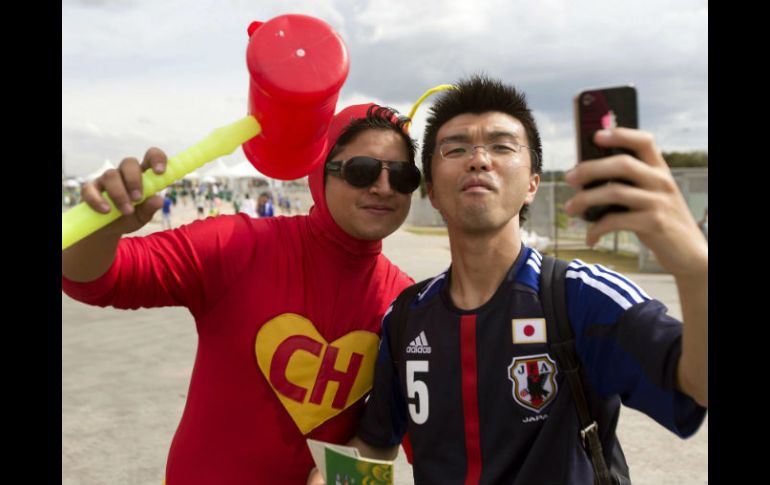 Los aficionados mexicanos y japoneses conviven en un ambiente de fiesta futbolera y dejaron de lado la rivalidad. EFE /