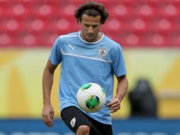 Diego Forlán y sus demás compañeros participaron sin problemas en el entrenamiento. EFE /