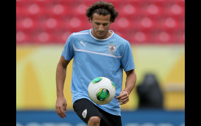 Diego Forlán y sus demás compañeros participaron sin problemas en el entrenamiento. EFE /