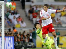 El portero de la selección japonesa Eiji Kawashima (izda) no puede evitar el gol del delantero mexicano Javier Hernández. EFE /