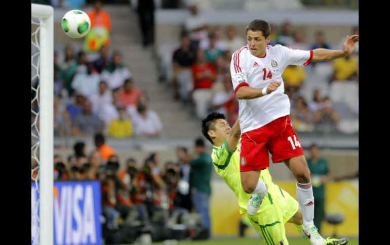 El portero de la selección japonesa Eiji Kawashima (izda) no puede evitar el gol del delantero mexicano Javier Hernández. EFE /