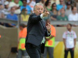 Zaccheroni daba instrucciones durante el partido ante México. AFP /