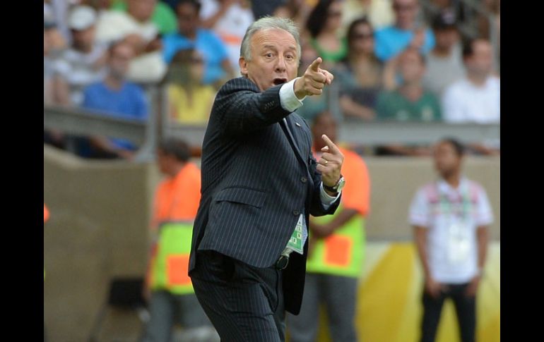 Zaccheroni daba instrucciones durante el partido ante México. AFP /