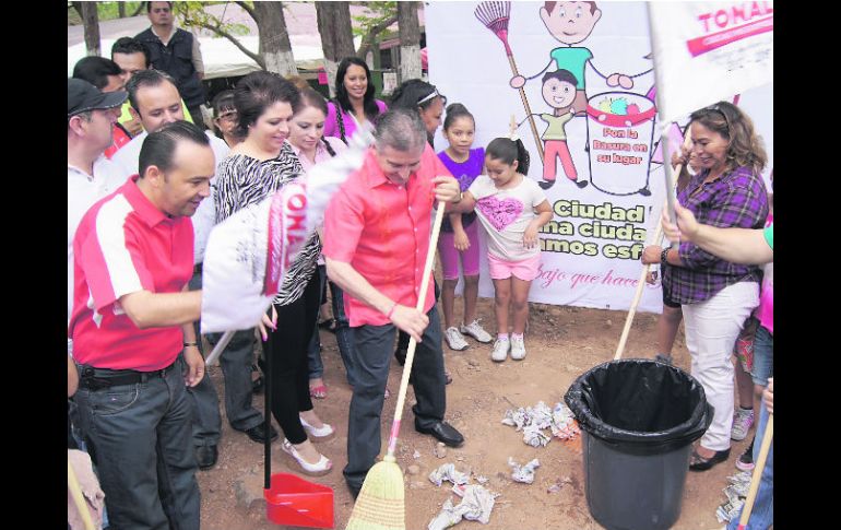 El alcalde Jorge Arana, ayer en el arranque de ''Limpiemos juntos Tonalá''. EL INFORMADOR /