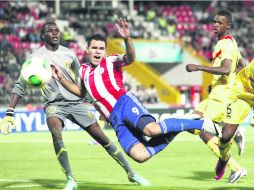 El paraguayo Claudio Correa (9) vuela frente a la defensa africana. La ''Albirroja'' es el siguiente rival del Tri. AFP /