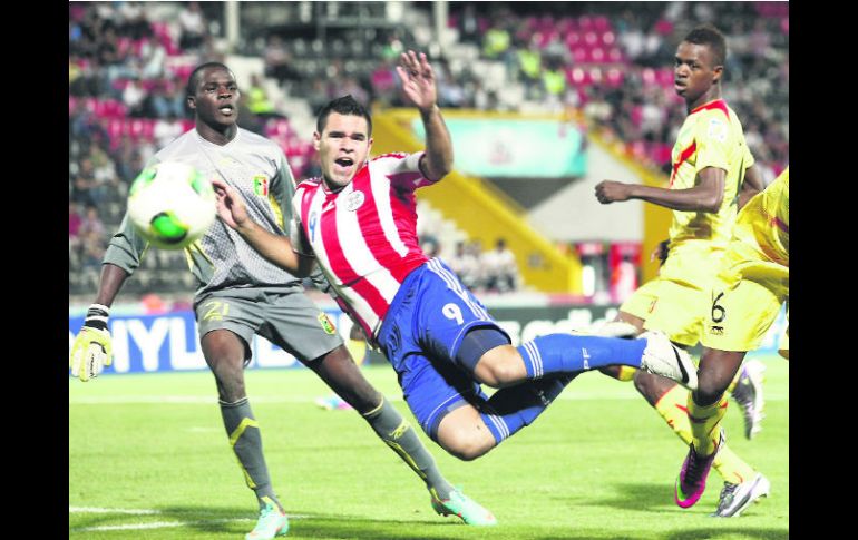 El paraguayo Claudio Correa (9) vuela frente a la defensa africana. La ''Albirroja'' es el siguiente rival del Tri. AFP /