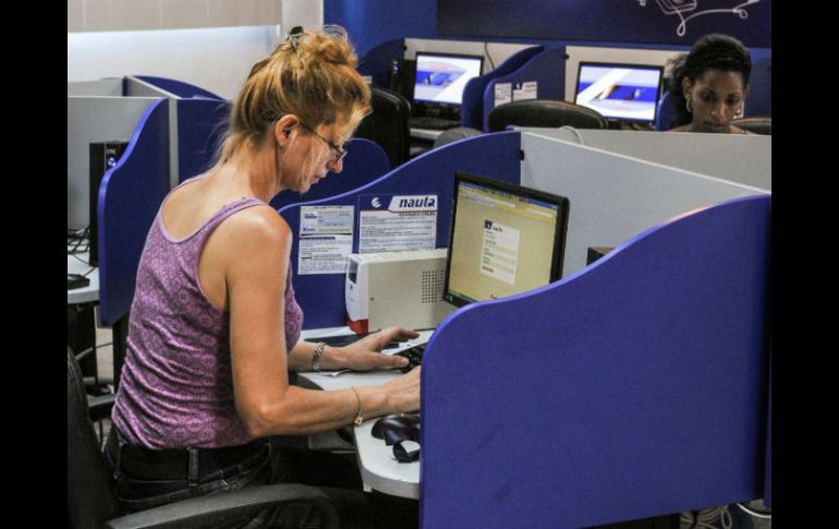 No se descarta ofrecer acceso a internet desde teléfonos móviles pero a más largo plazo, a finales de 2014. AFP /