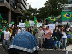 Manifestantes gritan consignas, ayer sábado 22 de junio,  frente a la residencia del gobernador de Río de Janeiro. EFE /