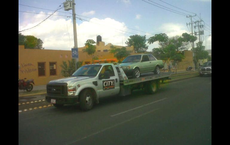 Los agentes estatales aseguraron un auto Golf con las placas 546-VZG.  /