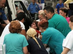 Particulares transportan a los heridos al hospital de la localidad. EFE /