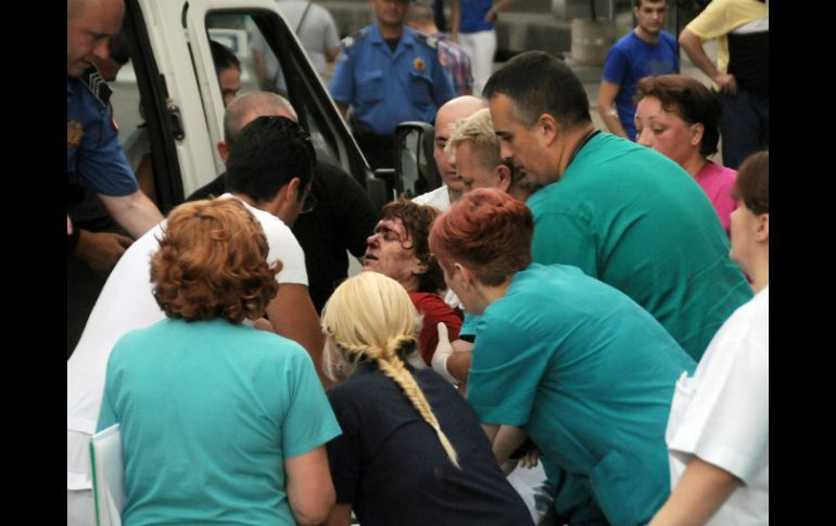 Particulares transportan a los heridos al hospital de la localidad. EFE /