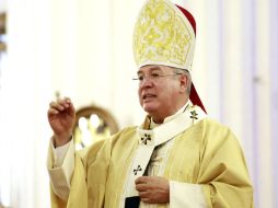 Durante la misa celebrada al medio día, Robles Ortega se cuestiona ante los feligreses algunos aspectos que afectan a la sociedad. ARCHIVO /