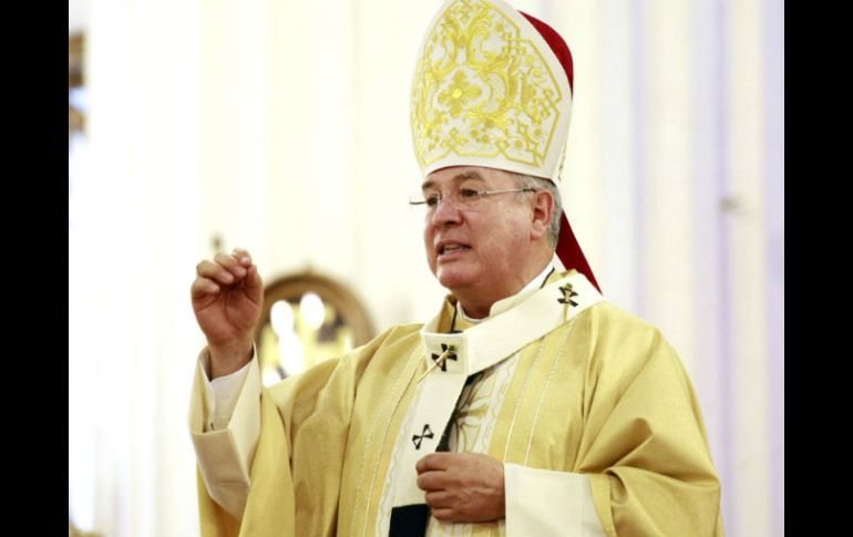 Durante la misa celebrada al medio día, Robles Ortega se cuestiona ante los feligreses algunos aspectos que afectan a la sociedad. ARCHIVO /