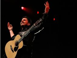 Juanes, siempre sonriente, paraba de cantar para escuchar al público, que se sabía todas sus canciones. AFP /