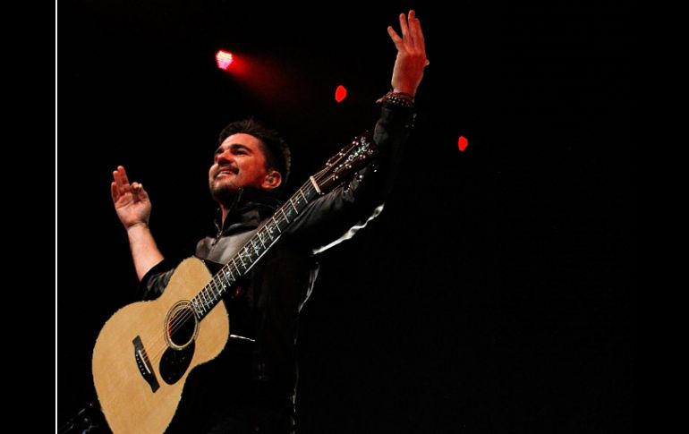 Juanes, siempre sonriente, paraba de cantar para escuchar al público, que se sabía todas sus canciones. AFP /